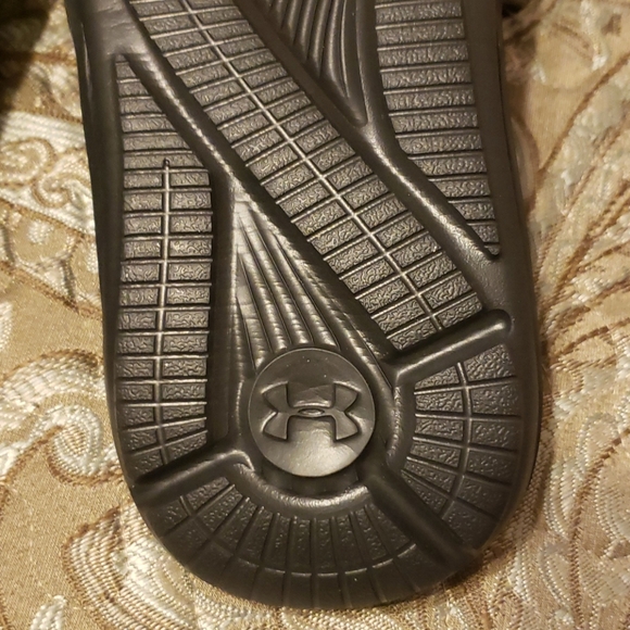 SOLD.......UNDER ARMOUR sandals - Picture 5 of 6
